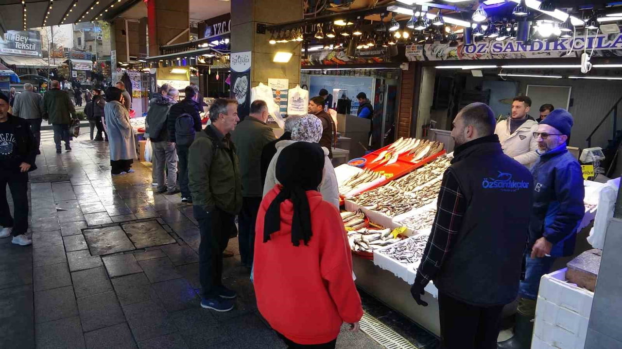 KARADENİZ’DE BUGÜNLERDE HAMSİ AVINDA BELİRGİN BİR AZALMA YAŞANIRKEN ÖZELLİKLE 1 OCAK İTİBARİYLE...