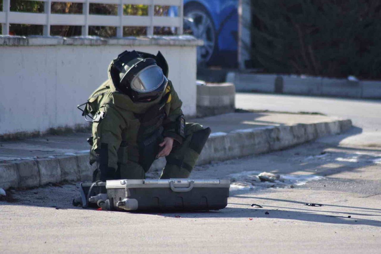 KARAMAN'DA ADLİYE YANINDAKİ PETROL İSTASYONUNUN GİRİŞİNDE KALDIRIM ÜZERİNE BIRAKILAN ŞÜPHELİ...