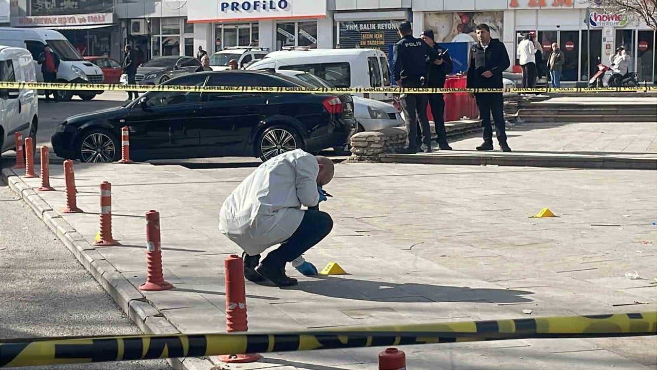 KARAMAN'DA BABA VE 3 OĞLU SOKAK ORTASINDA UĞRADIKLARI SİLAHLI SALDIRI SONUCU YARALANDI. HASTANEYE...
