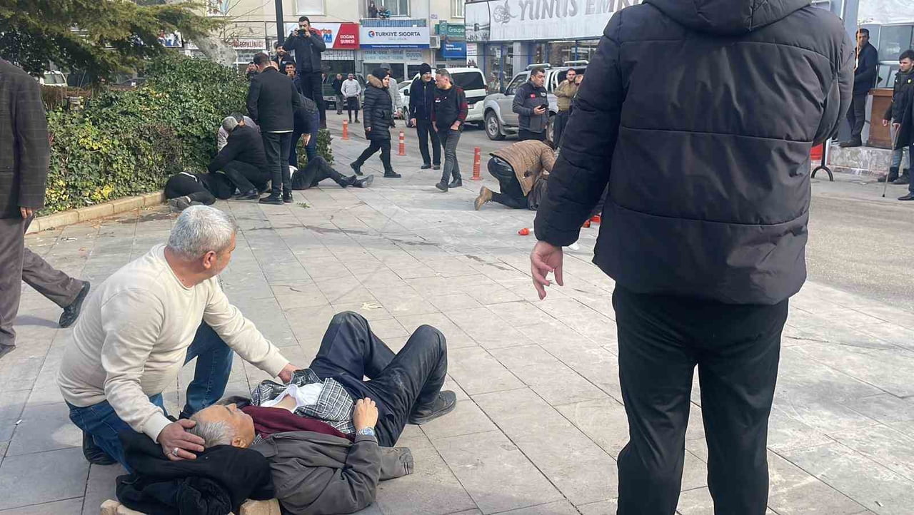 KARAMAN'DA BABA VE 3 OĞLU SOKAK ORTASINDA UĞRADIKLARI SİLAHLI SALDIRI SONUCU YARALANDI. HASTANEYE...