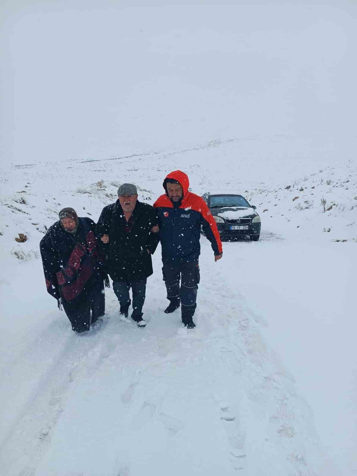 KARAMAN'DA KAR YAĞIŞI NEDENİYLE YOLDA MAHSUR KALAN 4 KİŞİ EKİPLERİN ÇALIŞMASIYLA...