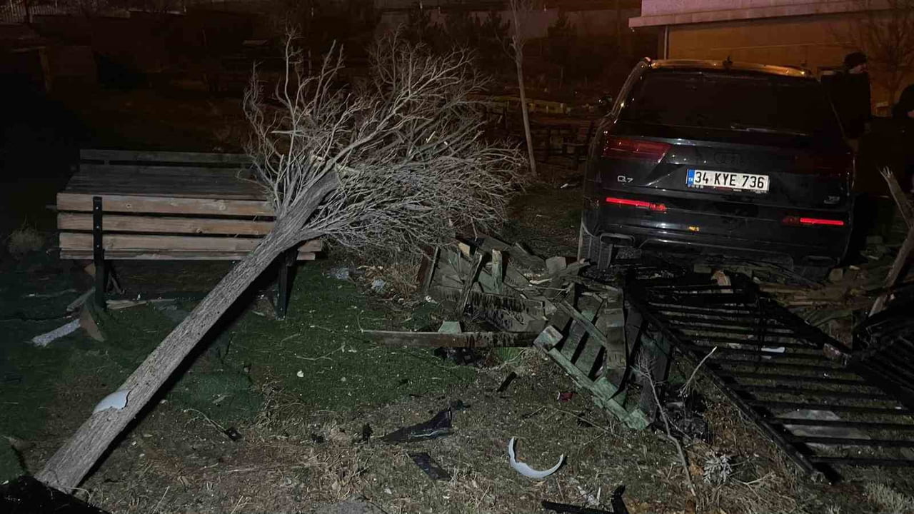 KARAMAN'DA SÜRÜCÜSÜNÜN KONTROLÜNÜ YİTİRDİĞİ CİP, KALDIRIMI AŞARAK 3 METRE YÜKSEKLİKTEN KAFENİN...