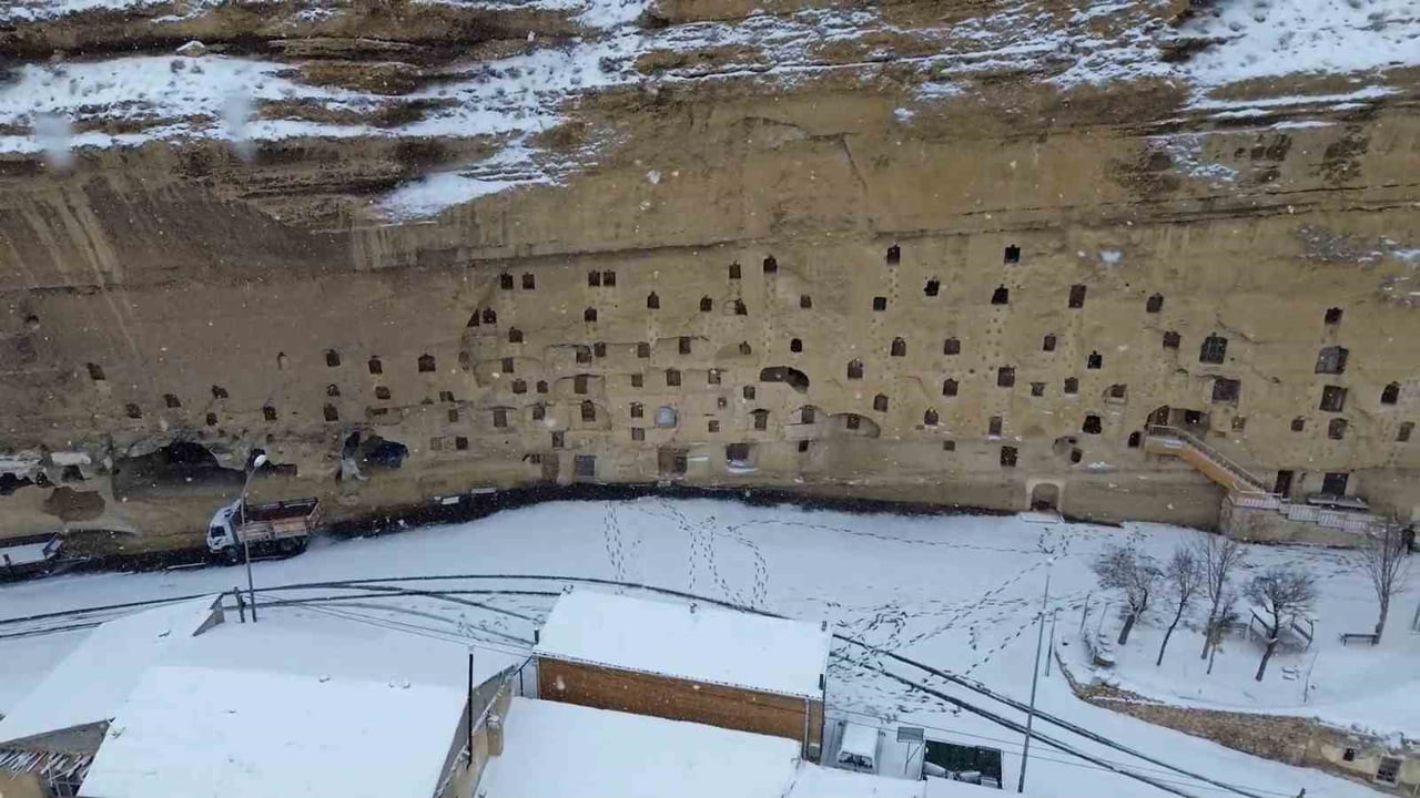 KARAMAN'IN TAŞKALE KÖYÜNDE BULUNAN VE GEÇMİŞİ YÜZYILLAR ÖNCESİNE DAYANAN TAŞKALE TAHIL AMBARLARI...