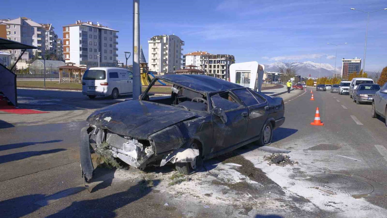 KARAMAN’DA BİR SÜRÜCÜ ANNESİNİ TELEFONLA ARAMAK İSTERKEN TAKLA ATAN OTOMOBİLDEN ATLAYARAK CANINI...