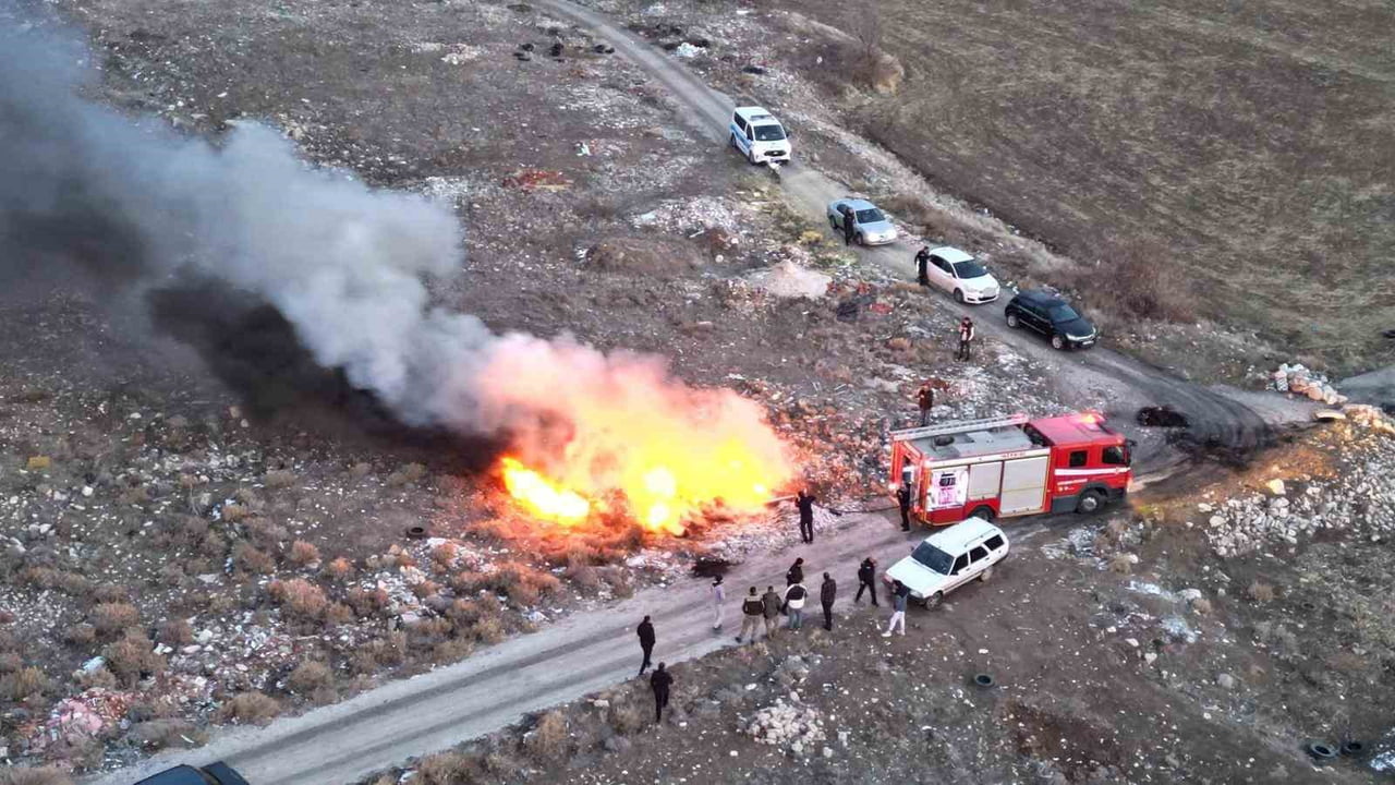 KARAMAN’DA BOŞ ARAZİDEKİ ATIK MALZEMELERİN TUTUŞMASI SONUCU ÇIKAN YANGIN İTFAİYE TARAFINDAN...