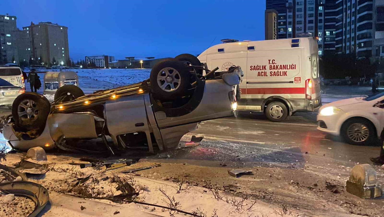 KARAMAN’DA BUZLANMA NEDENİYLE KONTROLDEN ÇIKAN KAMYONETİN REFÜJE ÇARPARAK DEVRİLMESİ SONUCU 2 KİŞİ...