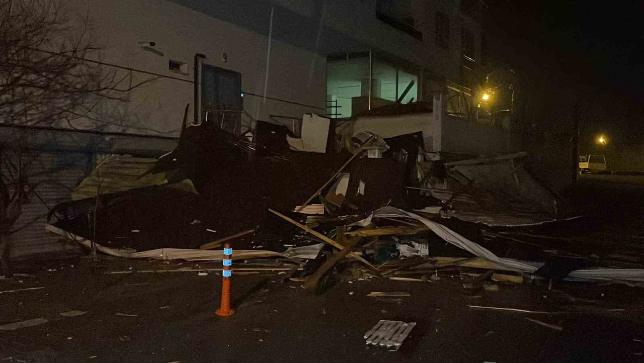 KARAMAN’DA ETKİLİ OLAN FIRTINADA BİR BİNANIN ÇATISI UÇARAK SOKAĞI TRAFİĞE KAPATTI.