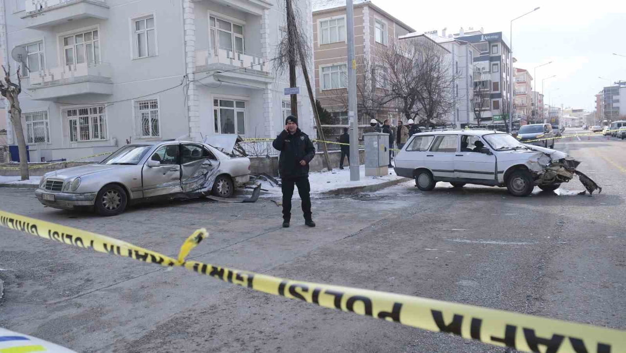 KARAMAN’DA İKİ OTOMOBİLİN ÇARPIŞMASI SONUCU MEYDANA GELEN TRAFİK KAZASINDA KARI KOCA...