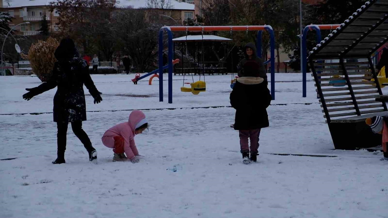 KARAMAN’DA KAR YAĞIŞI VE SOĞUK HAVA NEDENİYLE OKULLARIN TATİL EDİLMESİNİN ARDINDAN ÇOCUKLAR, KARIN...