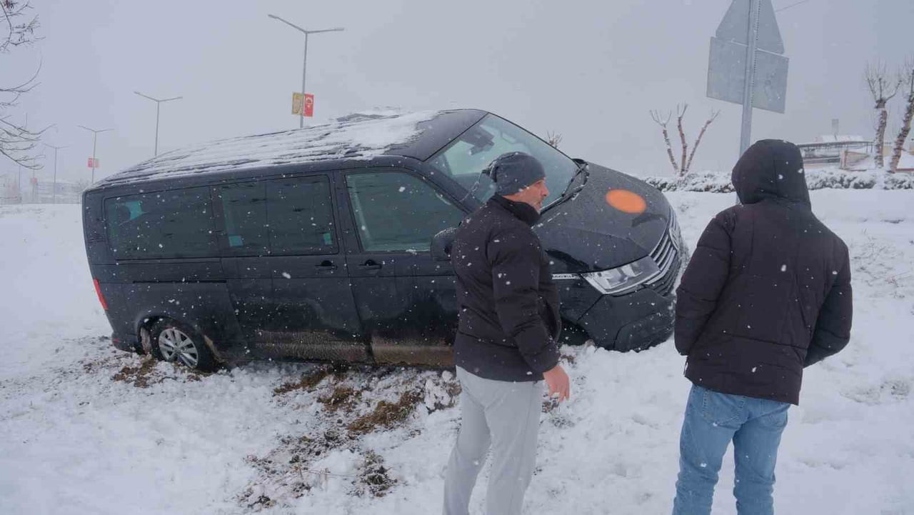 KARAMAN’DA KARLI KAPLI YOLDA SÜRÜCÜSÜNÜN DİREKSİYON HAKİMİYETİNİ KAYBETTİĞİ MİNİBÜS ŞARAMPOLE...
