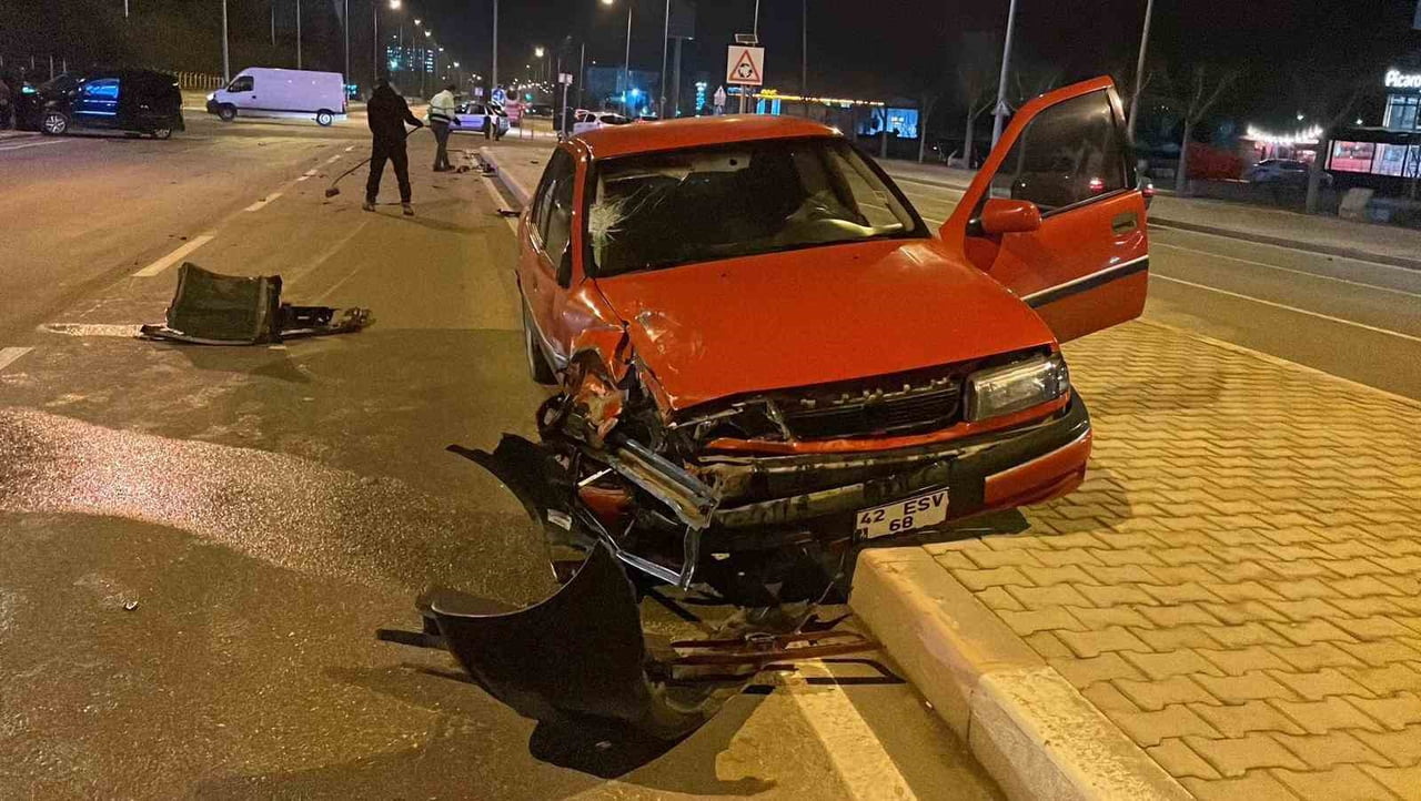 KARAMAN’DA OTOMOBİLLE ÇARPIŞAN HAFİF TİCARİ ARACIN RADYATÖRÜ YERİNDEN KOPARAK 30 METRE İLERİ...