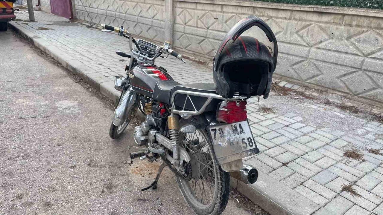 KARAMAN’DA OTOMOBİLLE ÇARPIŞAN MOTOSİKLET SÜRÜCÜSÜ GENCİN ÇENESİ KIRILDI.