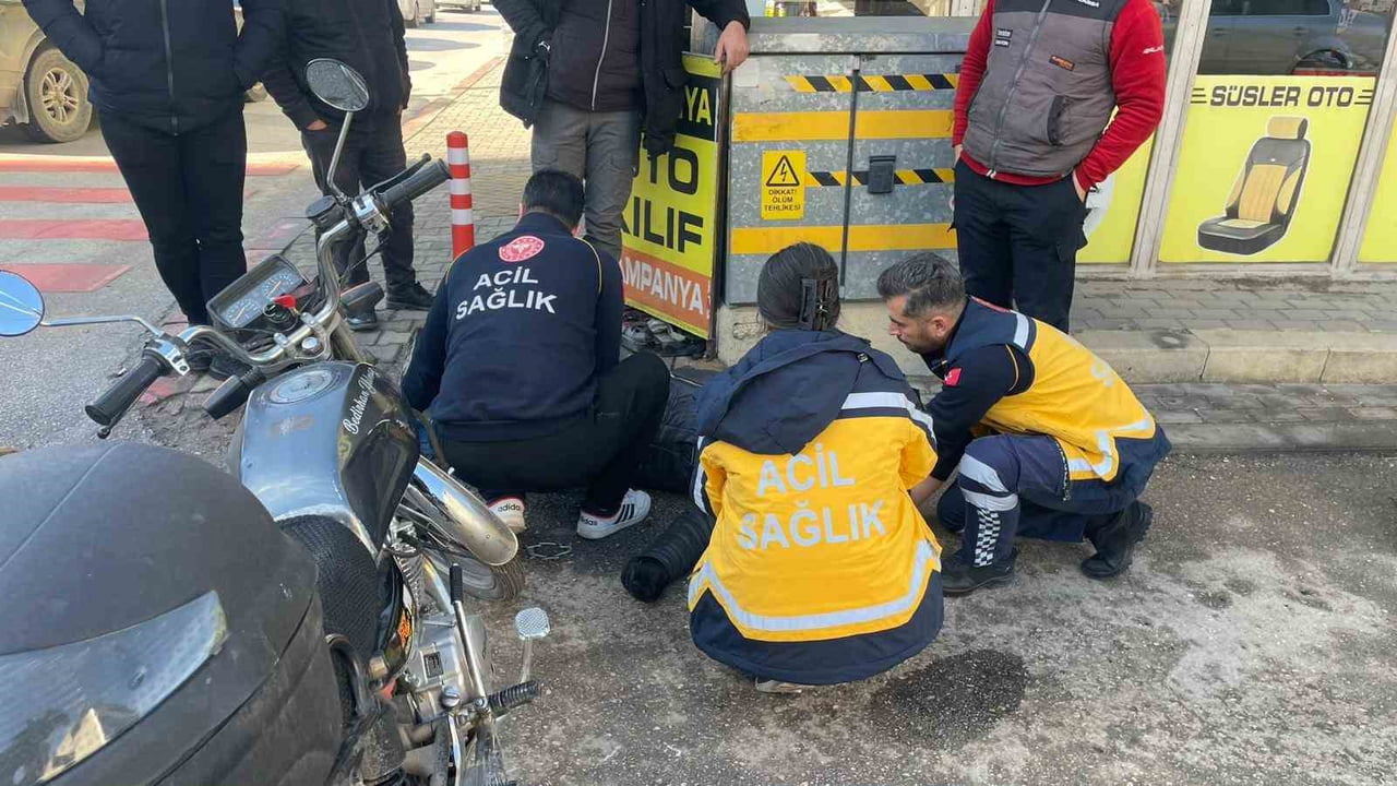 KARAMAN’DA OTOMOBİLLE ÇARPIŞAN MOTOSİKLETİN SÜRÜCÜSÜ YOLA SAVRULARAK YARALANDI.