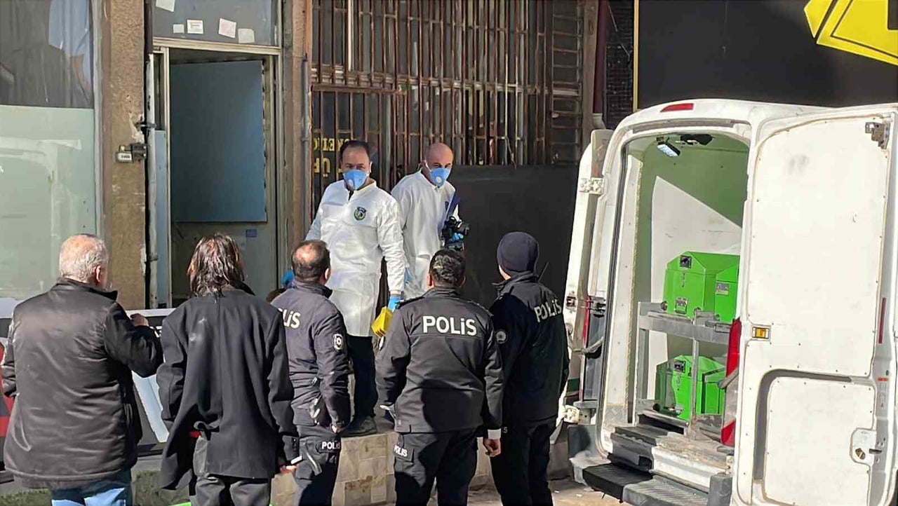 KARAMAN’DA YAKINLARININ KENDİSİNDEN HABER ALAMADIĞI 55 YAŞINDAKİ VEHBİ GENÇYİĞİT, EVİNDE ÖLÜ...