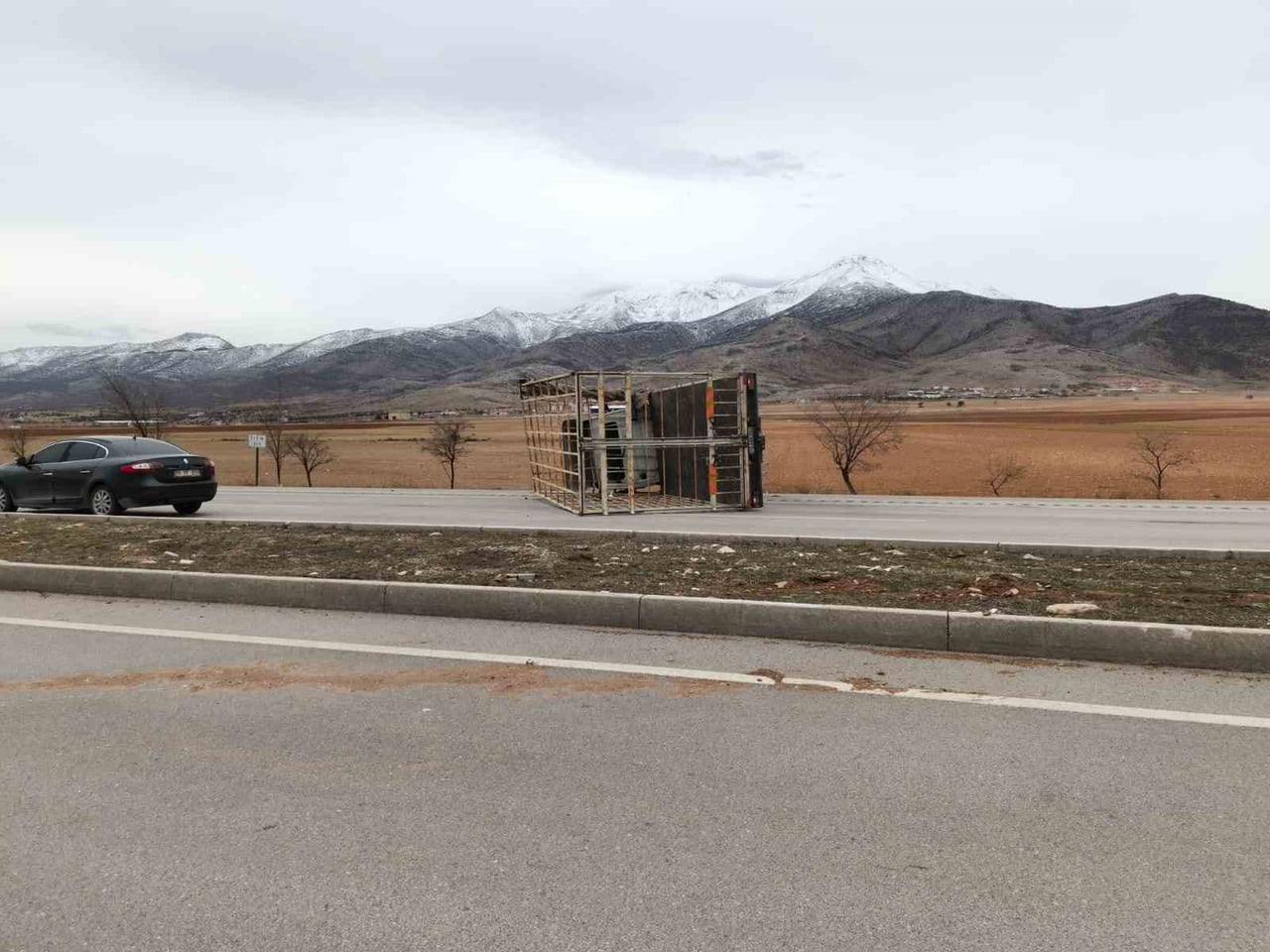 KARAMAN’DA YAŞANAN FIRTINA NEDENİYLE 3 ARAÇ YOLDAN ÇIKARAK DEVRİLİRKEN, 1 KİŞİ YARALANDI.