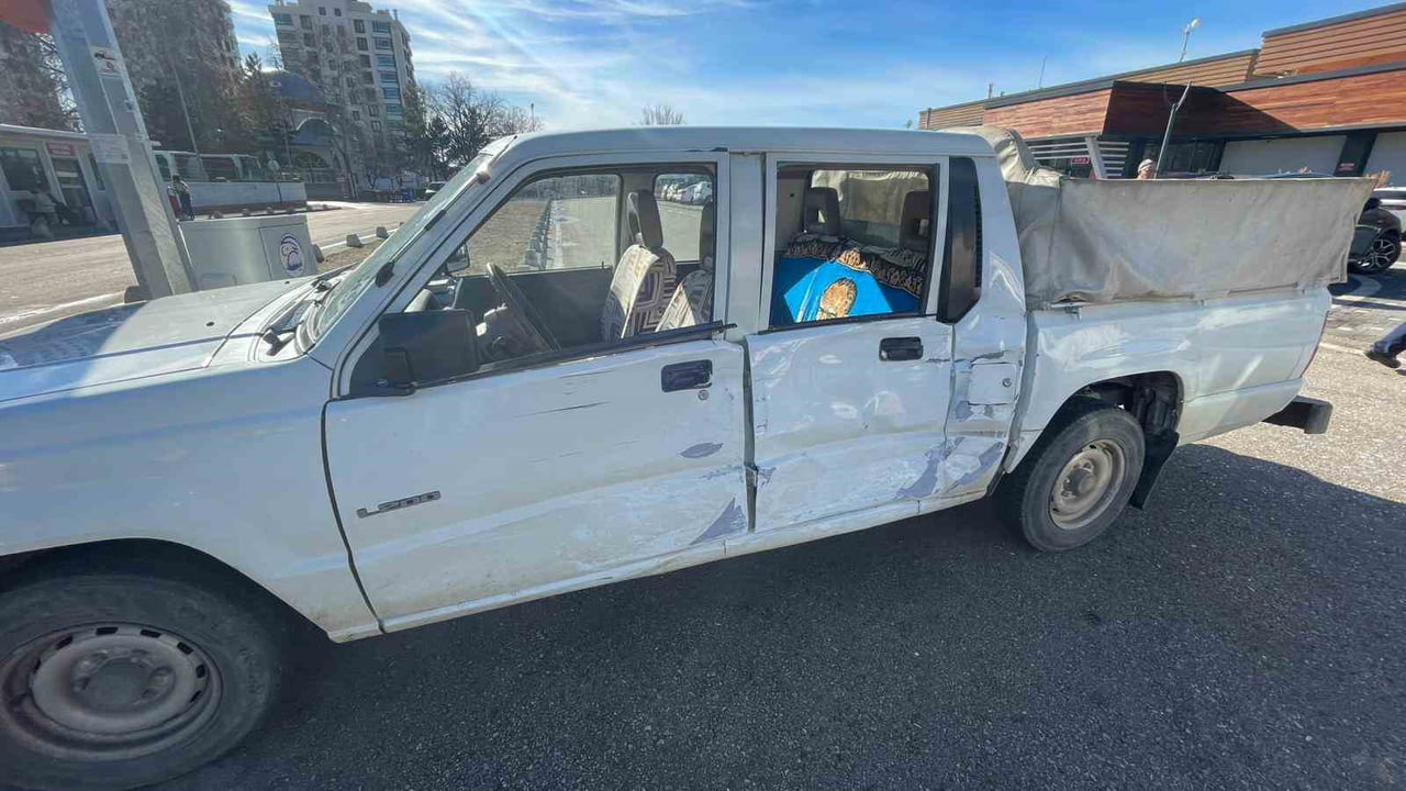 KARAMAN’DA YOLCU MİNİBÜSÜ İLE KAMYONETİN KARIŞTIĞI KAZADA YARALANAN OLMAZKEN, KAZA ANI GÜVENLİK...