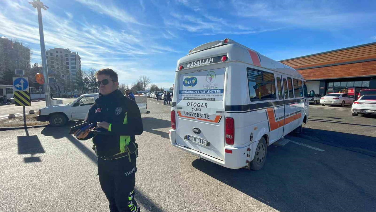 KARAMAN’DA YOLCU MİNİBÜSÜ İLE KAMYONETİN KARIŞTIĞI KAZADA YARALANAN OLMAZKEN, KAZA ANI GÜVENLİK...