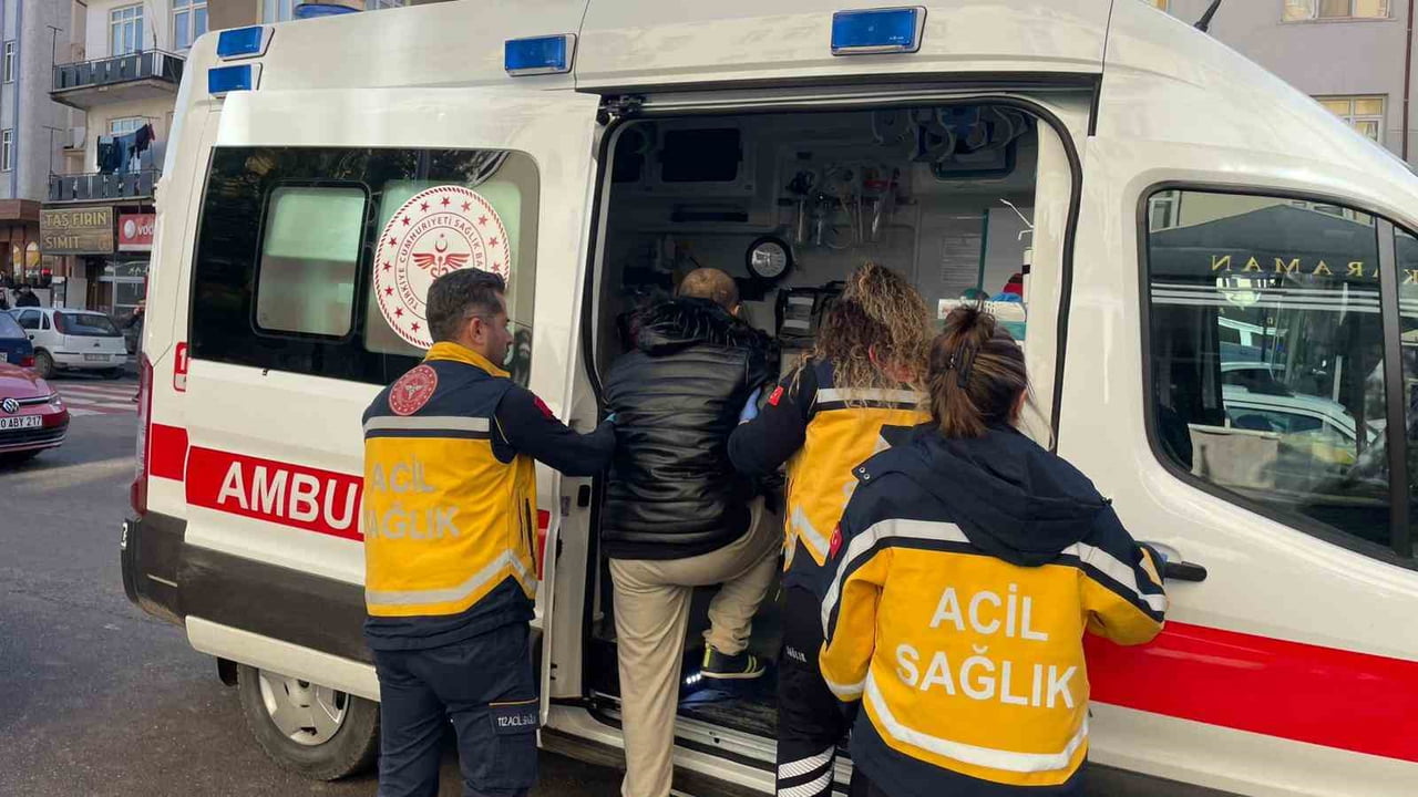 KARAMAN’DA YOLUN KARŞISINA GEÇMEYE ÇALIŞAN BİR KİŞİ MOTOSİKLETİN ÇARPMASI SONUCU...