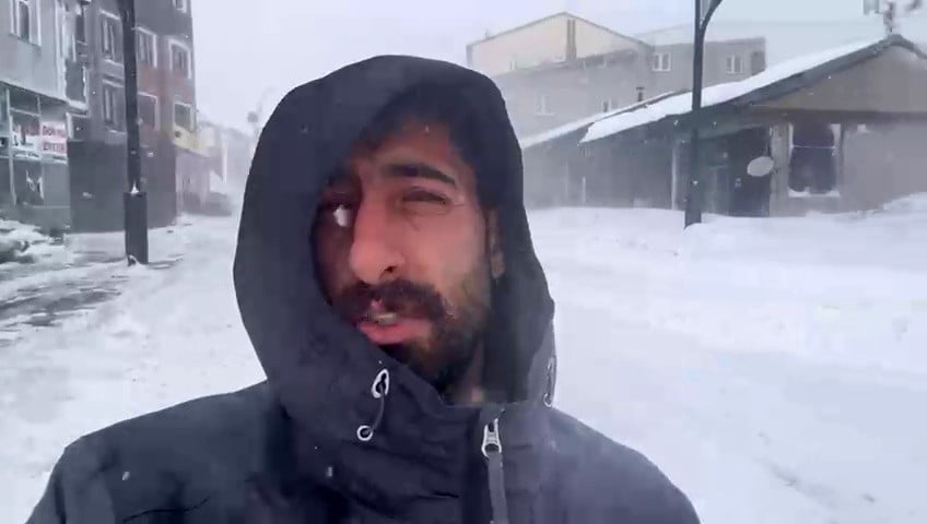 KARAYAZI İLÇESİNDE ETKİLİ OLAN FIRTINA HAYATI OLUMSUZ ETKİLİYOR.