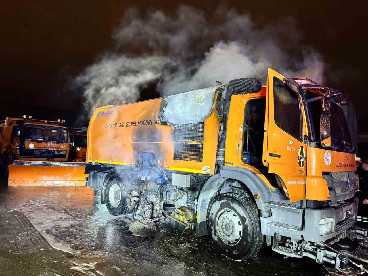 KARAYOLLARI BÖLGE MÜDÜRLÜĞÜ’NE AİT KAMYONDA ÇIKAN YANGIN PANİĞE NEDEN OLDU. İTFAİYENİN...