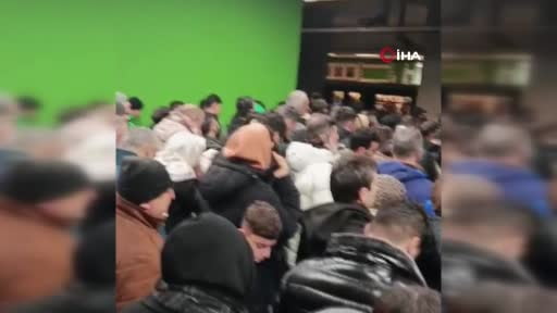 Karın etkili olduğu İstanbul'da metro istasyonunda insan seli oluştu