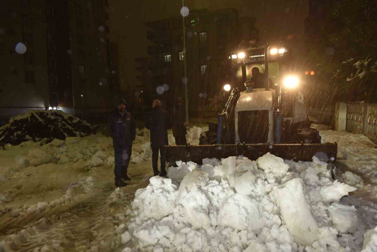 KARLA KAPANAN KIRSAL MAHALLEDE DİYALİZ HASTASINI BELEDİYE EKİPLERİ KURTARDI