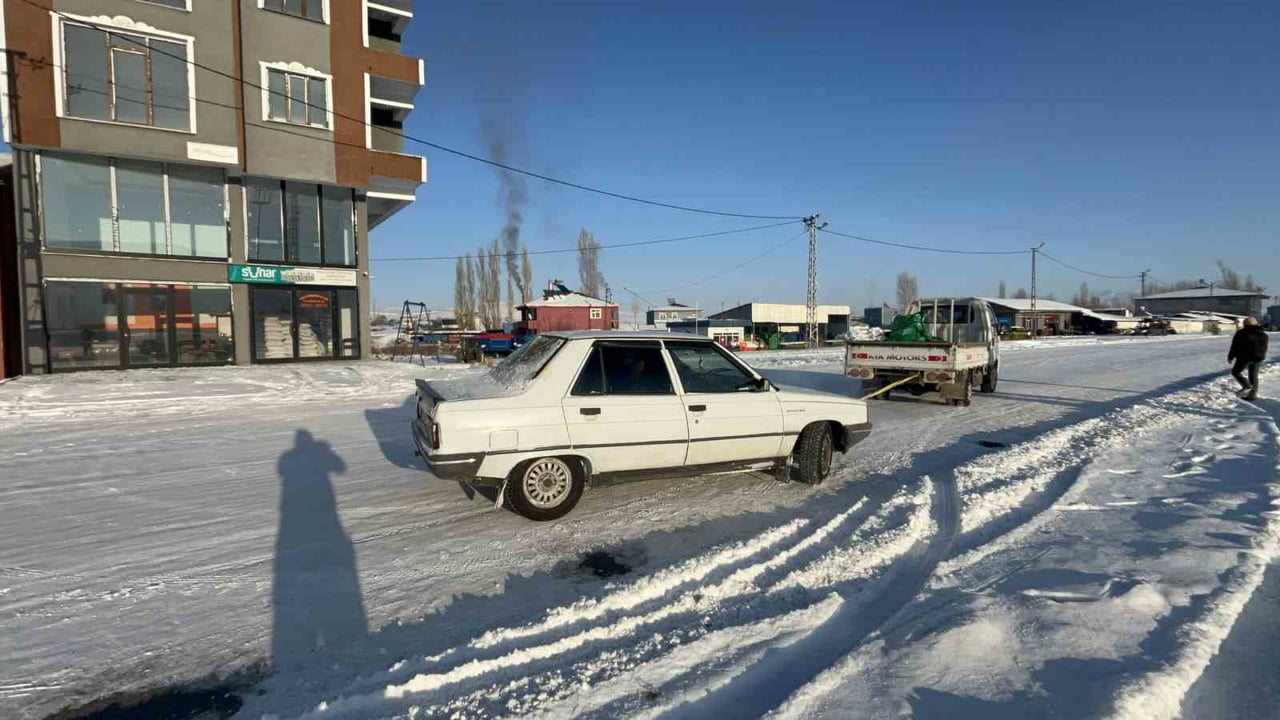 KARS'TA DONDURUCU SOĞUKLAR YÜZÜNÜ GÖSTERDİ. GECE SAATLERİNDE HAVA SICAKLIĞININ SIFIRIN ALTINDA 30...