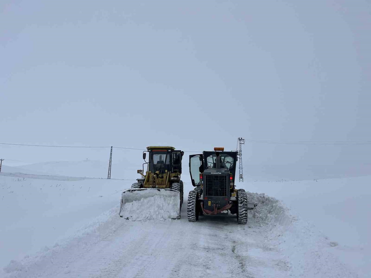 KARS'TA KAR KAPLANLARININ 2 BİN 100 RAKIMLI KÖY YOLLARINDA KARLA MÜCADELESİ GECE GÜNDÜZ DEMEDEN...