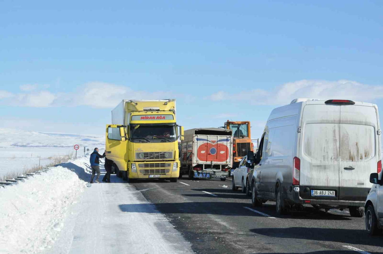 KARS-ARPAÇAY-ÇILDIR-GÜRCİSTAN KARAYOLUNUN BUZLANMASIYLA KAYAN TIR YOLU ULAŞIMA KAPATTI. KARAYOLUNU...