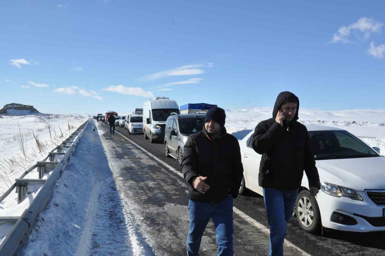 KARS-ARPAÇAY-ÇILDIR-GÜRCİSTAN KARAYOLUNUN BUZLANMASIYLA KAYAN TIR YOLU ULAŞIMA KAPATTI. KARAYOLUNU...