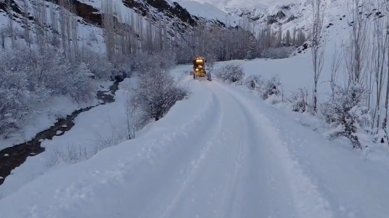 KARS GENELİNDE ETKİSİNİ ARTIRAN YOĞUN KAR YAĞIŞI VE ŞİDDETLİ TİPİ, KIRSAL BÖLGELERDE HAYATI DURMA...