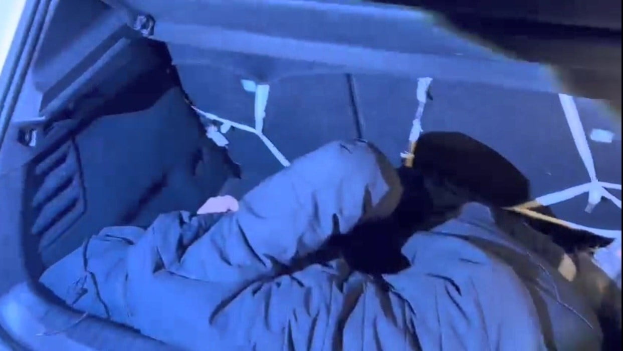 KARS’TA 2 ARACIN BAGAJINDAN DÜZENSİZ GÖÇMEN ÇIKTI(KARS-İHA)