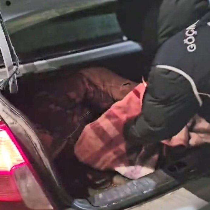 KARS’TA 2 ARACIN BAGAJINDAN DÜZENSİZ GÖÇMEN ÇIKTI(KARS-İHA)