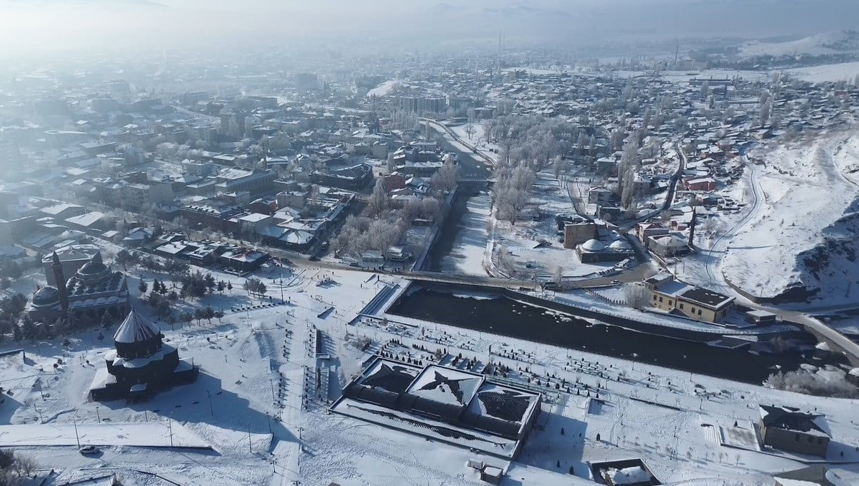 KARS’TA ‘BEYAZ ZERAFET’: KIRAĞI KENTİ ADETA BÜYÜLEDİ(KARS-İHA)