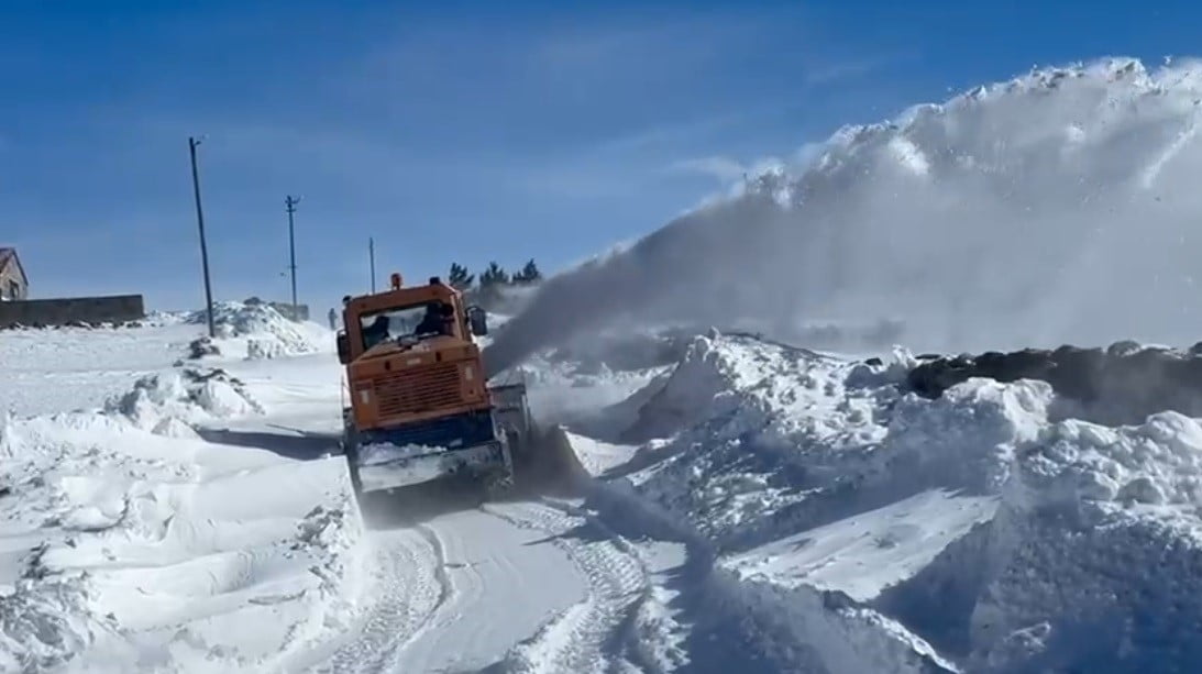 KARS’TA KAR YAPIŞI VE TİPİDEN 208 KÖY YOLU ULAŞIMA KAPANDI. KAPALI KÖY YOLLARI İÇİN ÇALIŞMA...