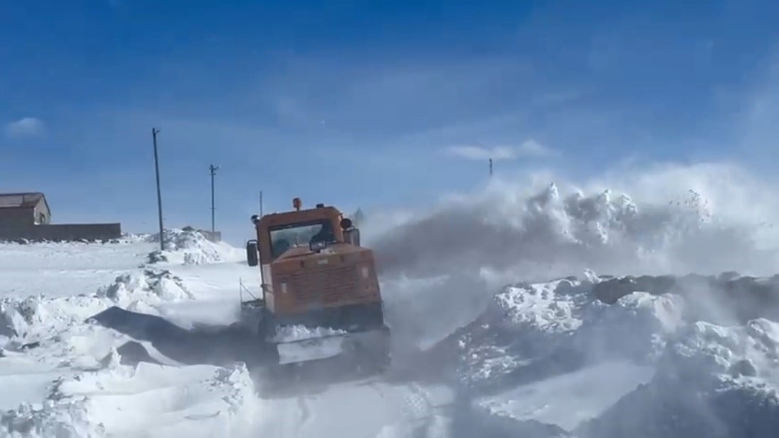 KARS’TA KAR YAPIŞI VE TİPİDEN 208 KÖY YOLU ULAŞIMA KAPANDI. KAPALI KÖY YOLLARI İÇİN ÇALIŞMA...