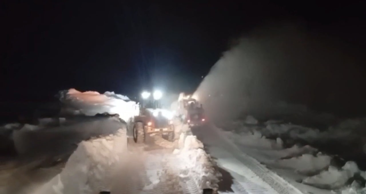 KARS’TA OLUMSUZ HAVA ŞARTLARI NEDENİYLE ULAŞIMA KAPATILAN KAĞIZMAN-AĞRI KARA YOLU YENİDEN TRAFİĞE...