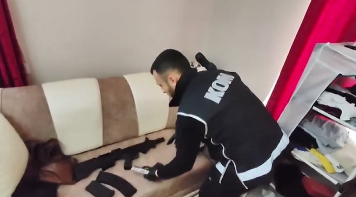 KARS’TA SOSYAL MEDYADAN SİLAH TİCARETİ YAPANLARA OPERASYON: 8 GÖZALTI(KARS-İHA)