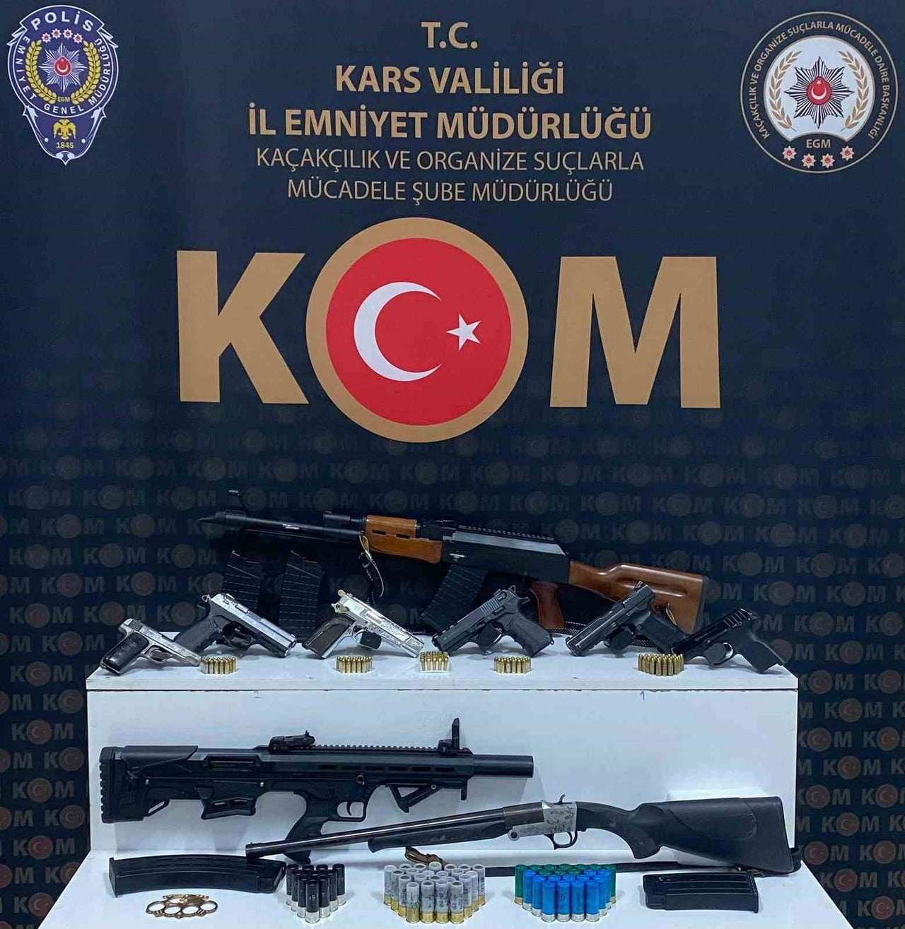 KARS’TA SOSYAL MEDYADAN SİLAH TİCARETİ YAPANLARA OPERASYON: 8 GÖZALTI(KARS-İHA)