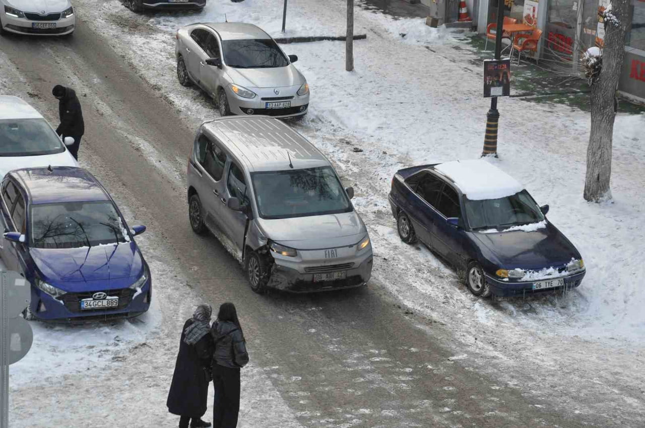 KARS’TA TRAFİĞE KAYITLI ARAÇ SAYISI 54 BİN 850’YE ULAŞTI(KARS-İHA)