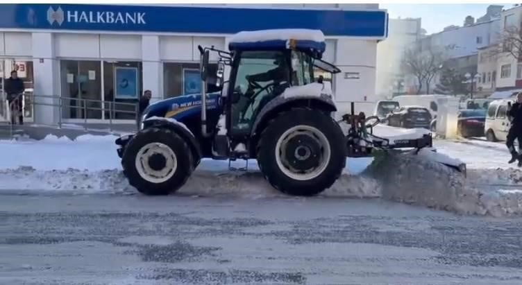 KARS’TA YOĞUN KAR YAĞIŞI VE TİPİ NEDENİYLE ADETA BEYAZA BÜRÜNEN KENTTE, KARLA MÜCADELE ÇALIŞMALARI...