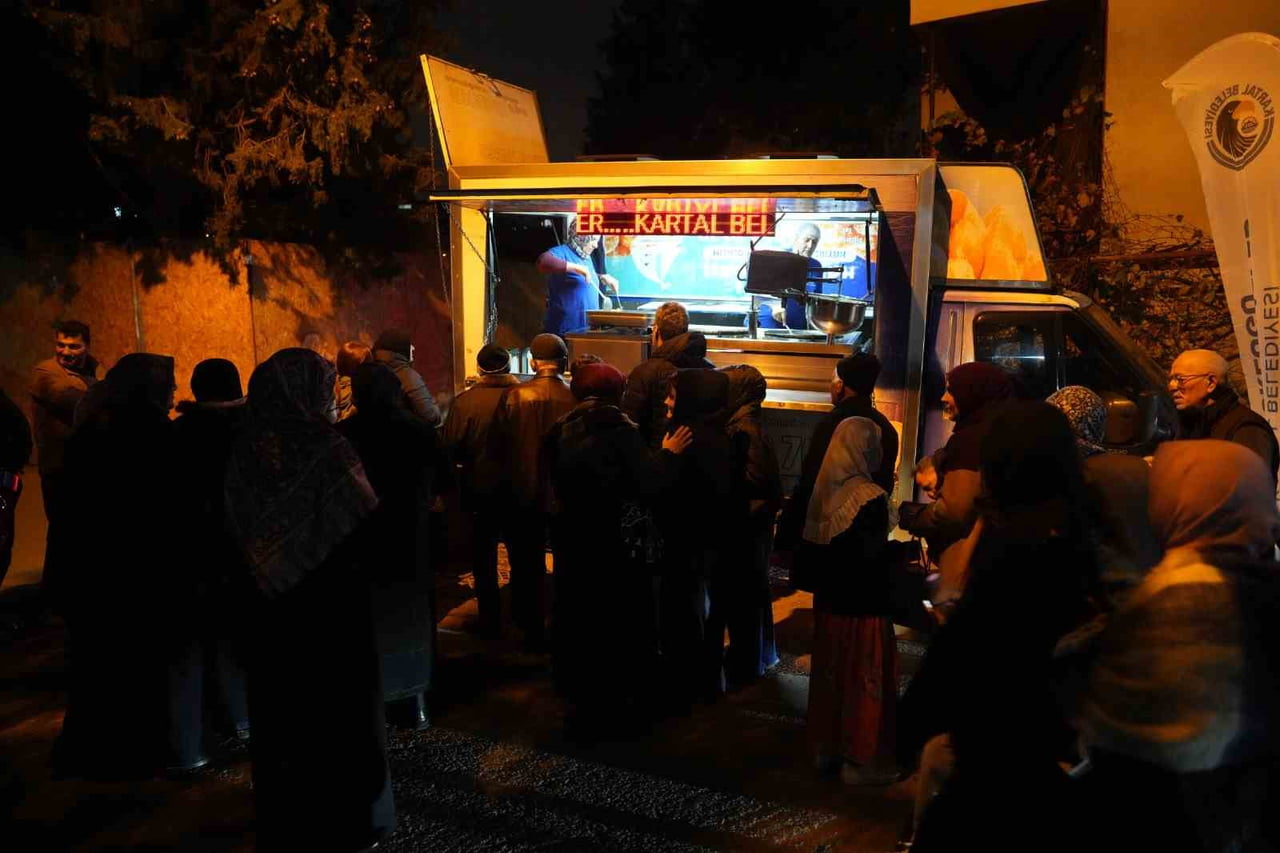 KARTAL BELEDİYESİ TARAFINDAN MİRAÇ KANDİLİ DOLAYISIYLA İLÇE GENELİNDE CAMİ ÖNLERİNDE KURULAN MOBİL...