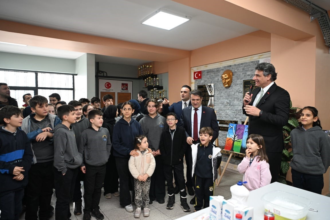 KARTEPE BELEDİYE BAŞKANI MUSTAFA KOCAMAN, İLÇEDEKİ OKULLARDA DÜZENLENEN KÜLTÜR, SANAT VE BİLİM...