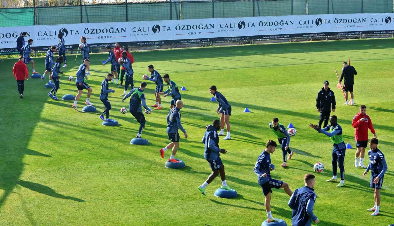 KASIMPAŞA, DEVRE ARASI ÇALIŞMALARINI ANTALYA’DA SAHADA GERÇEKLEŞTİRDİĞİ ANTRENMAN İLE...