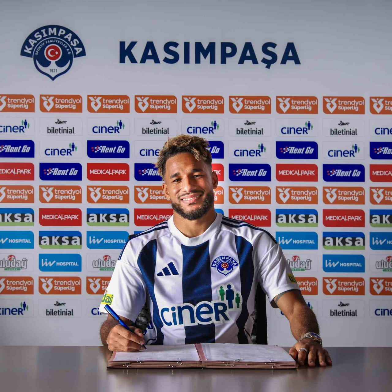 KASIMPAŞA, GABONLU SAĞ KANAT OYUNCUSU JİM ALLEVİNAH'I KADROSUNA KATTIĞINI AÇIKLADI.