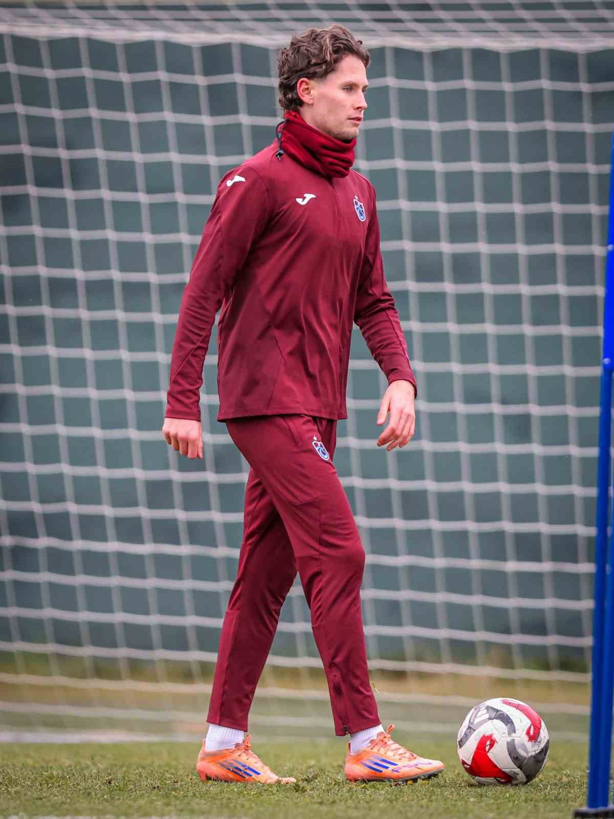 KASIMPAŞA MAÇI HAZIRLIKLARINI SÜRDÜREN TRABZONSPOR’DA, YENİ TRANSFERİ  MATHİAS LOVİK, BORDO-MAVİLİ...