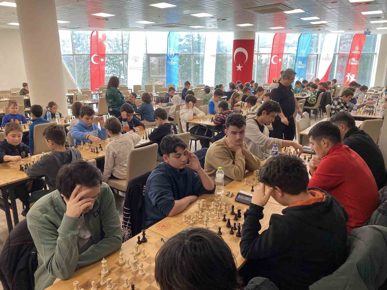 KASTAMONU'DA 10 OCAK ÇALIŞAN GAZETECİLER GÜNÜ DOLAYISIYLA DÜZENLENEN SATRANÇ TURNUVASINDA ONLARCA...