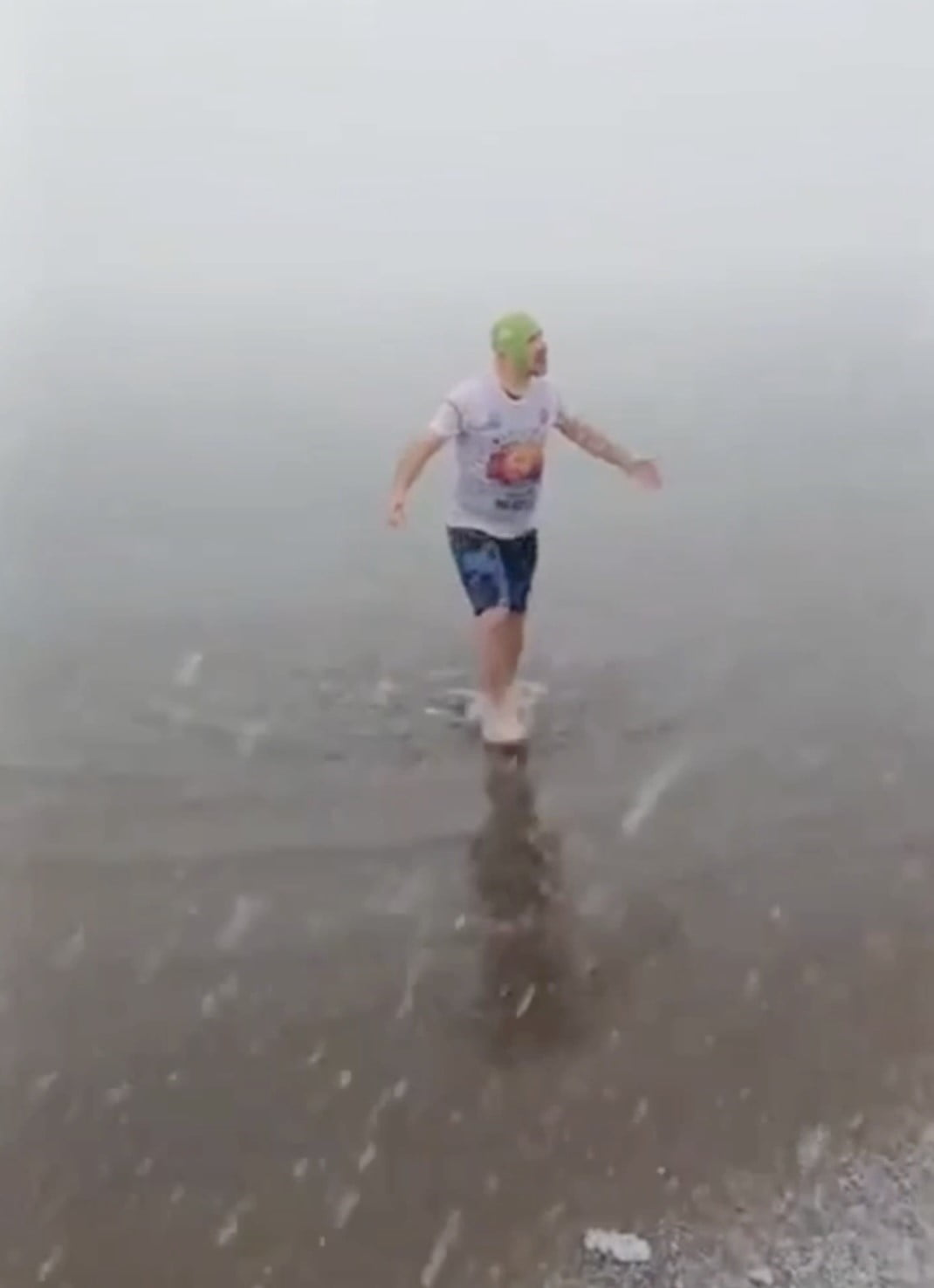 KASTAMONU'DA 54 YAŞINDAKİ BİR VATANDAŞ, KAR YAĞIŞI ALTINDA DENİZE GİRİP KULAÇ ATTI.