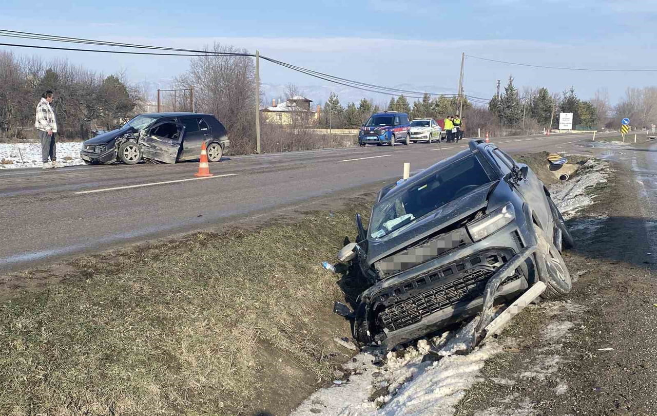 KASTAMONU'DA CİP İLE OTOMOBİLİN ÇARPIŞMASI NETİCESİNDE MEYDANA GELEN KAZADA 3 KİŞİ...