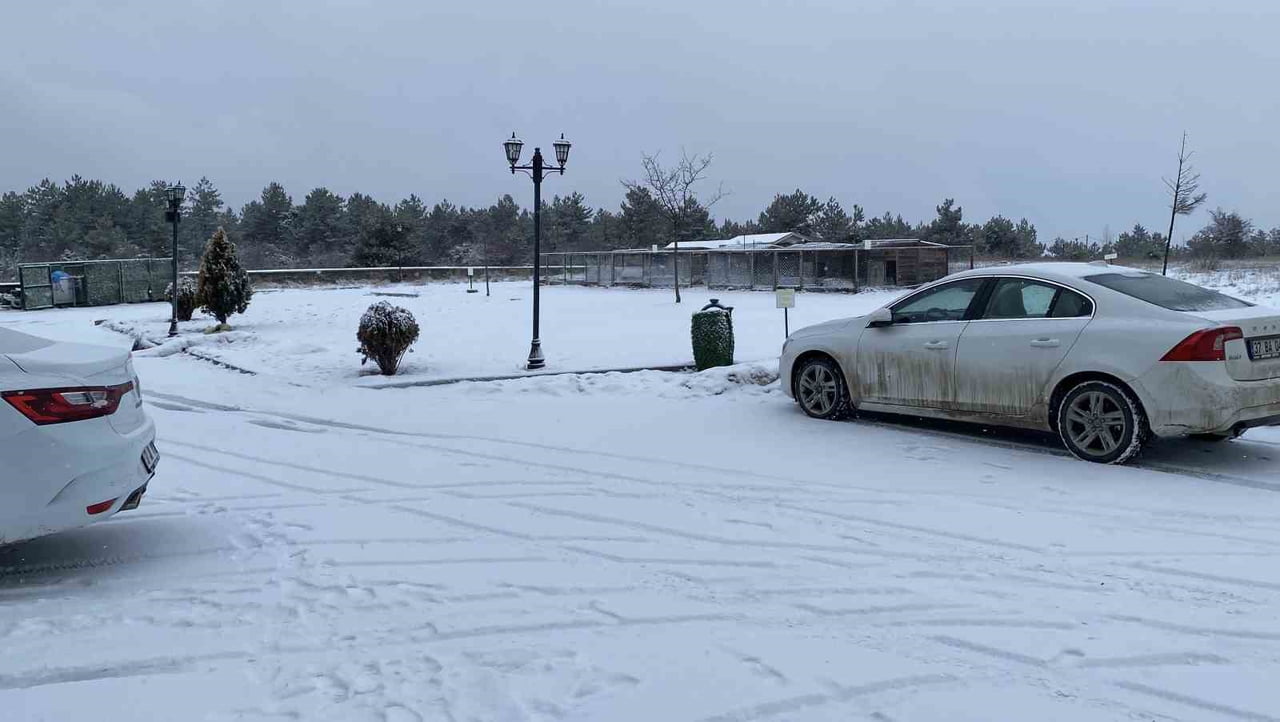 KASTAMONU'DA GECE SAATLERİ İTİBARIYLA YÜKSEK KESİMLERDE KAR YAĞIŞI ETKİLİ OLUYOR.